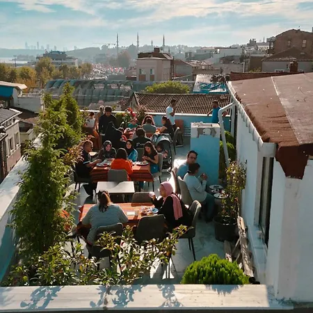 By Historia Szálloda *